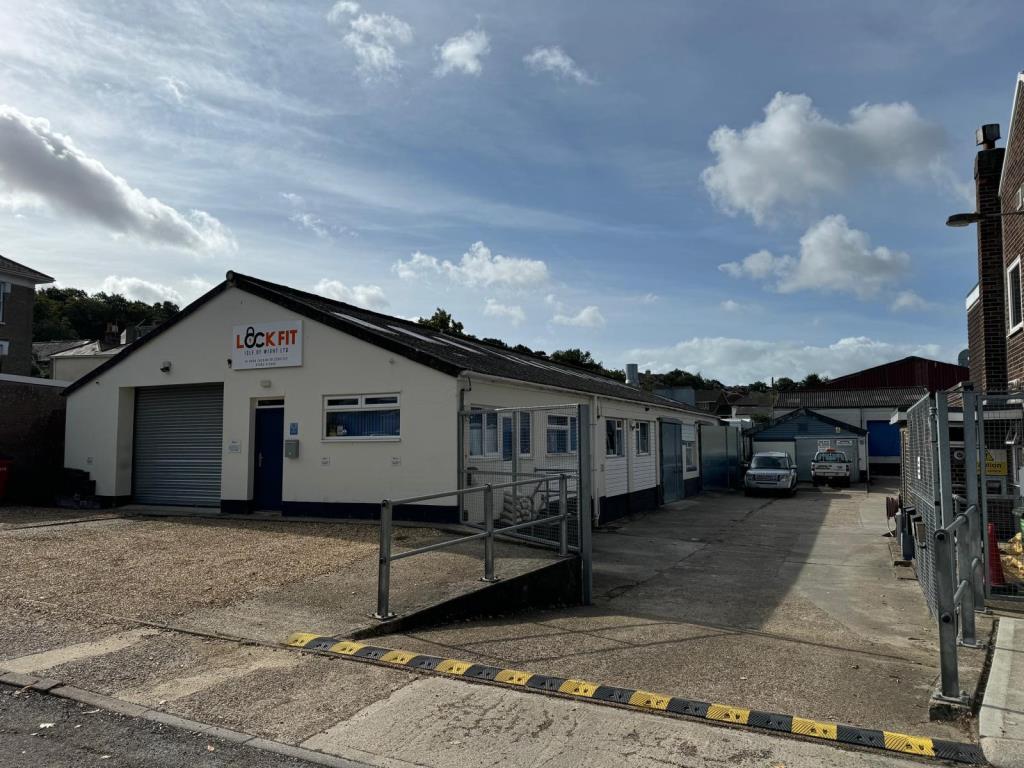 Lot: 18 - FREEHOLD COMMERCIAL INVESTMENT - closer view of light industrial unit